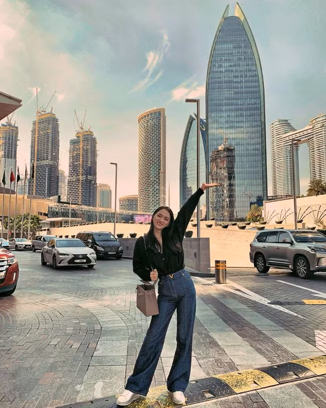 Hay đi giày sneaker độn đế cũng là một ý tưởng hay, giúp tạo cảm giác thoải mái nhưng vẫn đem đến hiệu quả hack dáng, kéo chân kỳ diệu; chị em không ghim ngay thì quá thiệt thòi.