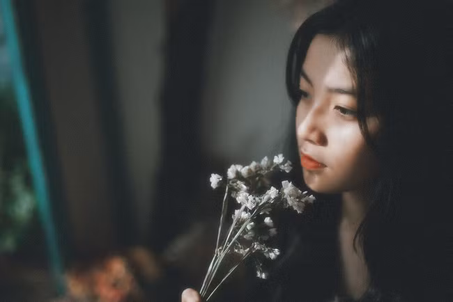 Thấy em gái khoe được cầm hết thẻ ngân hàng của bạn trai, lòng tôi mừng thầm nhưng một câu giải thích sau đó mới thực sự não nề! - Ảnh 1.