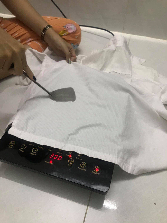 Lợi dụng sức nóng vừa (tuỳ chỉnh) của chiếc bếp từ, chị vợ đã là phẳng phiu chiếc áo trắng cộng thêm công cụ hỗ trợ là 1 chiếc muôi phẳng. Lợi dụng sức nóng vừa (tuỳ chỉnh) của chiếc bếp từ, chị vợ đã là phẳng phiu chiếc áo trắng cộng thêm công cụ hỗ trợ là 1 chiếc muôi phẳng.