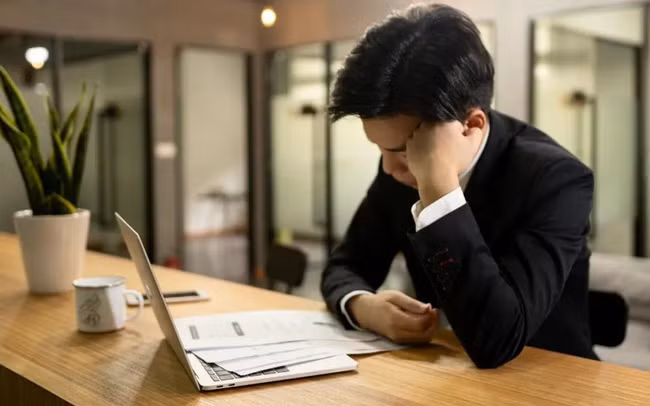 Sau 3 năm ly hôn chồng cũ lần đầu đến thăm vợ cũ, nghe con trai hồn nhiên hỏi mẹ 1 câu mà anh ta "chết lặng cả cõi lòng" - Ảnh 2.