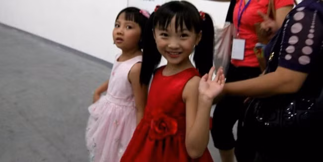 Cô bé hát mở màn Olympic Bắc Kinh năm ấy: Nạn nhân của vố lừa thế kỷ, tuổi thiếu niên kém sắc và trượt dốc vì cách nuôi dạy tai hại của mẹ - Ảnh 3.