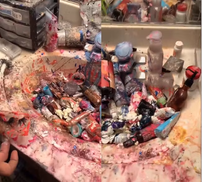 Mẹ "chết đứng" rồi bật khóc nức nở khi nhìn thấy đống mỹ phẩm mình nâng niu đang nằm trong bồn rửa mặt - Ảnh 1.