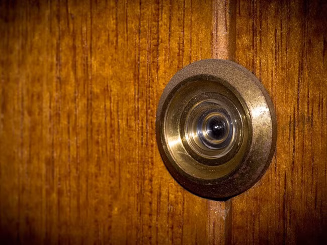 Mắt thần có thể nhìn từ ngoài vào trong, nên một khi vào phòng khách sạn hãy bịt chúng lại.