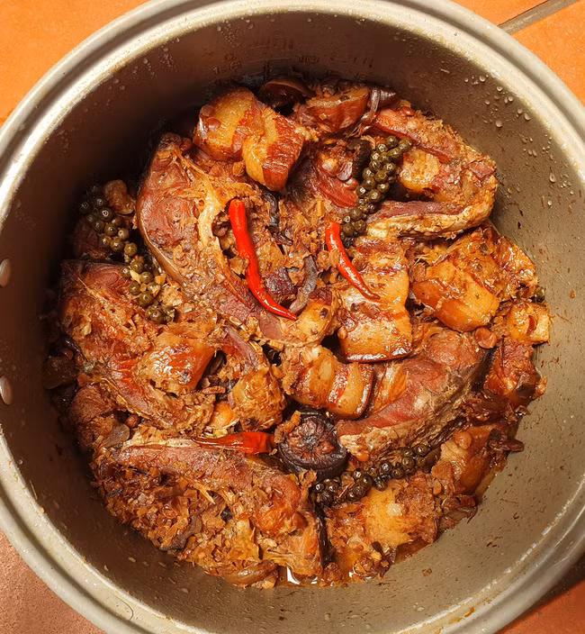 Kho cá bằng nồi cơm điện - Ảnh 4.