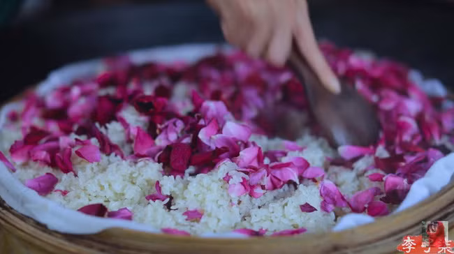 "Tiên nữ đồng quê" Lý Tử Thất mê hoặc hội chị em bằng vườn hồng như chốn cổ tích kèm công thức chế biến tỷ thứ từ loại hoa này - Ảnh 12.