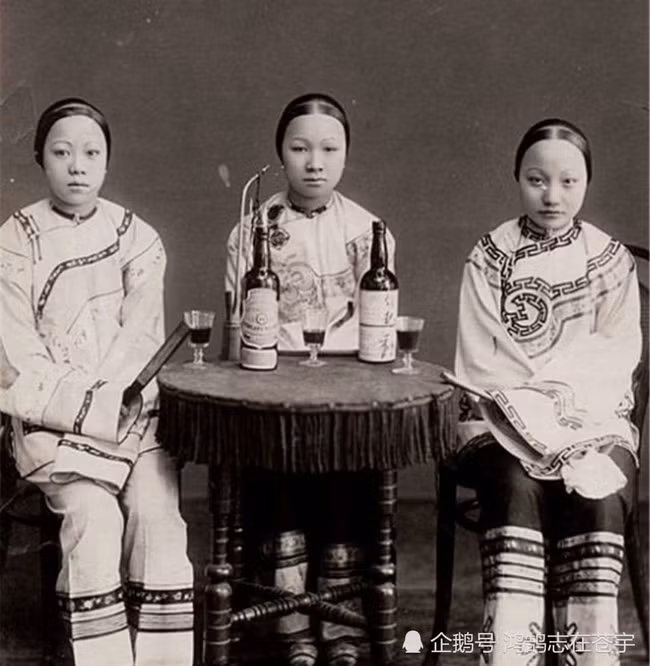 Loạt ảnh cuộc sống của những phụ nữ quyền quý thời nhà Thanh: Người xúm xính quần áo đi chụp hình, kẻ họp mặt tán gẫu cùng hội chị em - Ảnh 5. Loạt ảnh cuộc sống của những phụ nữ quyền quý thời nhà Thanh: Người xúm xính quần áo đi chụp hình, kẻ họp mặt tán gẫu cùng hội chị em - Ảnh 5.