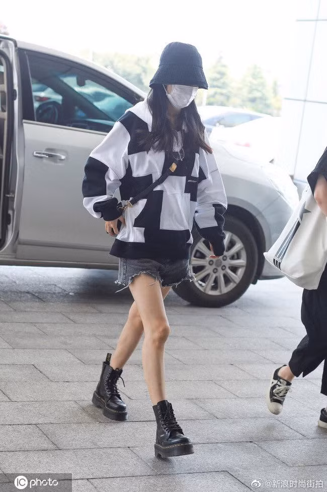 Fan lo lắng khi nhìn thấy đôi chân khẳng khiu của Triệu Lệ Dĩnh.