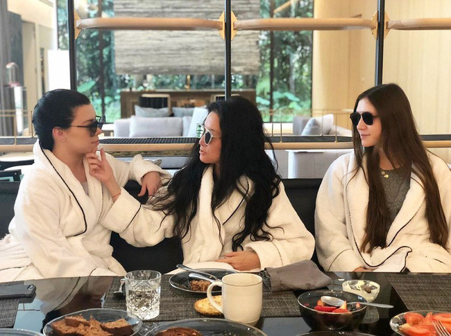 Trong bức ảnh mới nhất mà Vera Wang chia sẻ về hai con gái mình, bà tiết lộ rằng mình là một người mẹ may mắn. Trong bức ảnh mới nhất mà Vera Wang chia sẻ về hai con gái mình, bà tiết lộ rằng mình là một người mẹ may mắn.