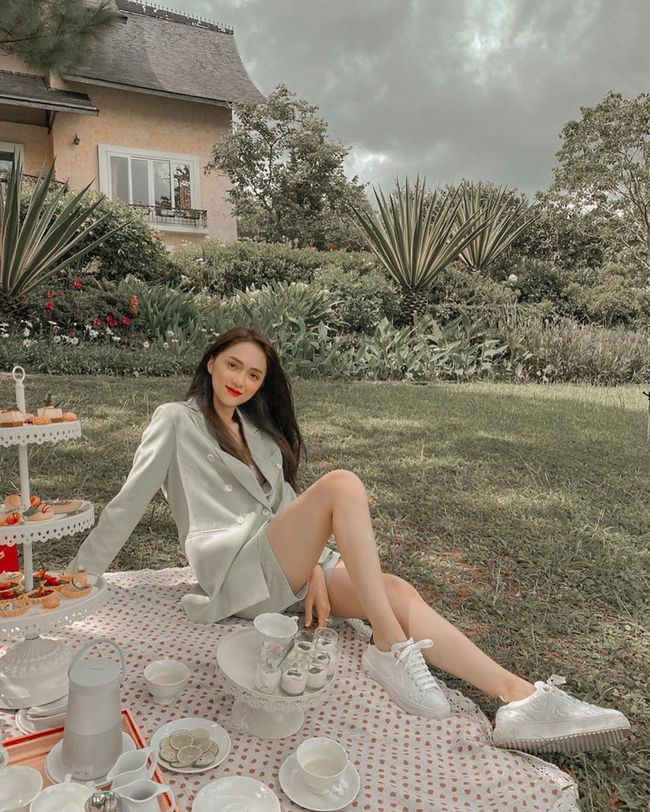 Nếu đi du lịch ở nơi có khí hậu mát lạnh như Đà Lạt hay Sapa, chị em đừng quên trang bị cho mình những bộ outfit ấm áp, như một set suit chẳng hạn. Muốn có được vẻ khoáng đạt đúng chuẩn đi du lịch, bạn hãy học theo Hương Giang, ưu tiên bộ suit với quần short ngắn, gam màu tươi sáng và đi giày sneaker trắng.