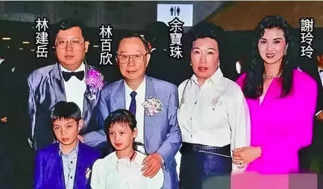 Bức hình chụp Tạ Linh Linh (ngoài cùng bên phải) với Lâm Kiến Nhạc và bố mẹ chồng. Bức hình chụp Tạ Linh Linh (ngoài cùng bên phải) với Lâm Kiến Nhạc và bố mẹ chồng.