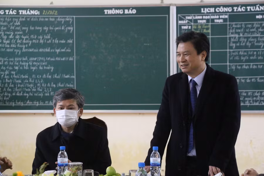 Thứ trưởng Nguyễn Hữu Độ và đoàn công tác làm việc với Trường THCS Lê Lợi.
