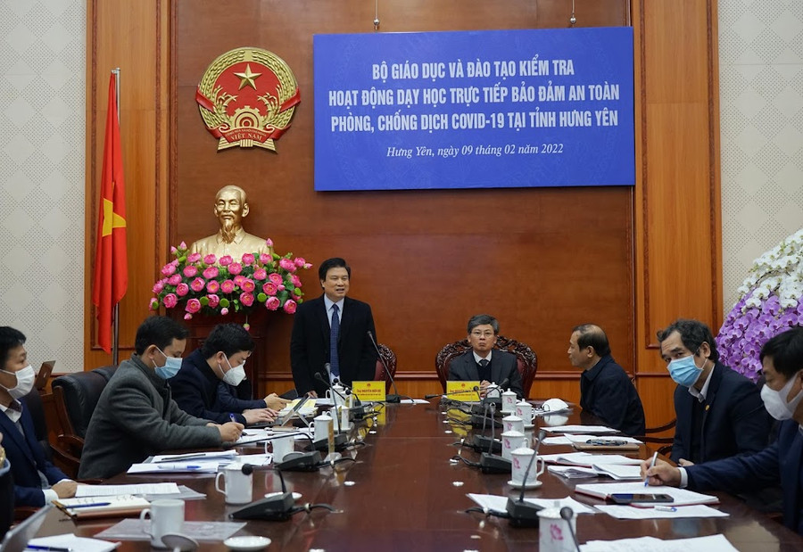 Thứ trưởng Nguyễn Hữu Độ và đoàn công tác kiểm tra hoạt động dạy học trực tiếp tại tỉnh Hưng Yên.