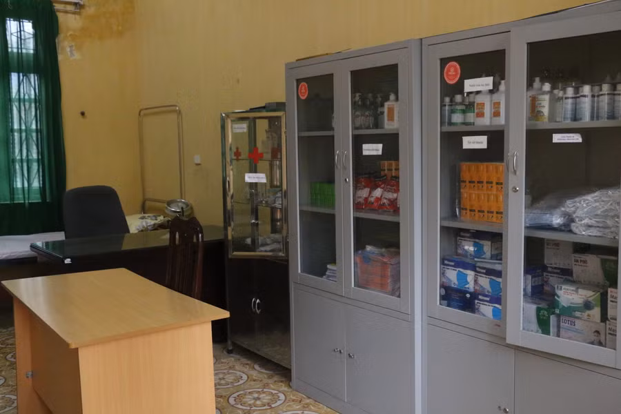 Trường THCS Lê Lợi chuẩn bị trang thiết bị y tế, vật tư trước khi đón học sinh trở lại trường.