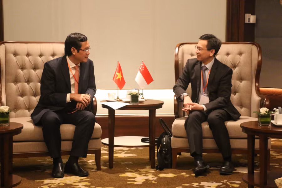 Thứ trưởng Nguyễn Văn Phúc trao đổi với Thứ trưởng Lai Chung Han.