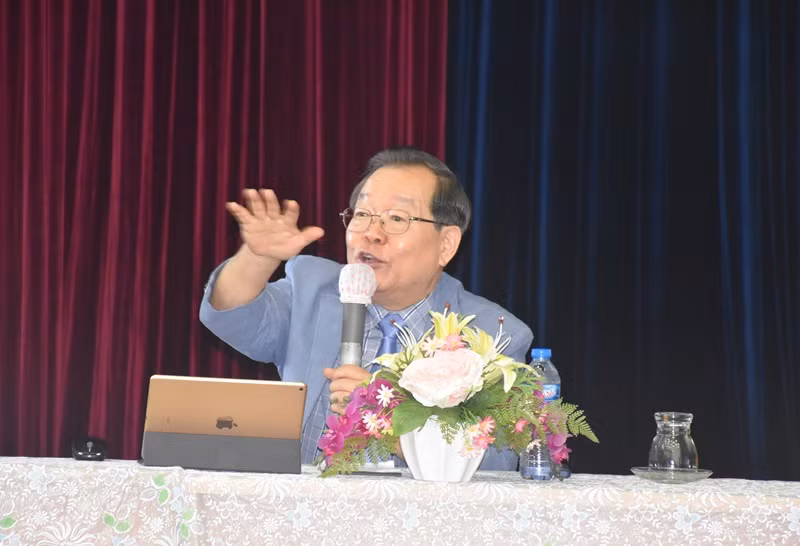 Ông Im Hong Jae - cựu Đại sứ Hàn Quốc tại Việt Nam trình bày tại chương trình.