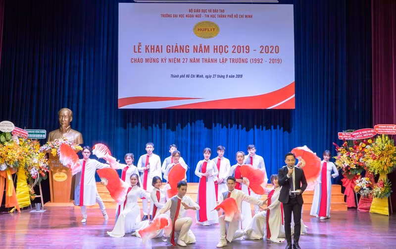 Tiết mục văn nghệ chào mừng năm học mới của HUFLIT