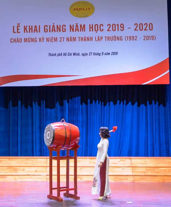 TS Trần Thanh Nhàn - Phó Hiệu trưởng phụ trách HUFLIT đánh trống khai giảng năm học 2019-2020