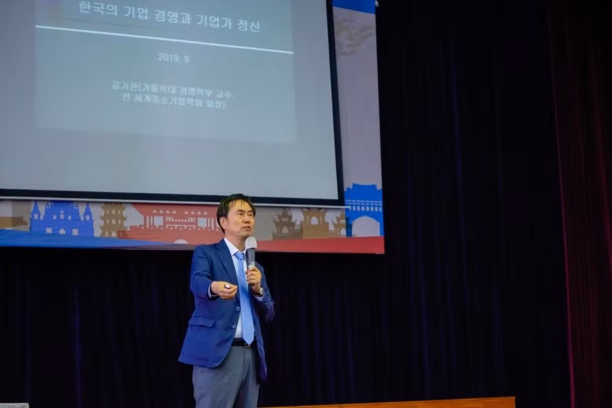 GS Kim Ki Chan (Trường ĐH Catholic, Hàn Quốc) trình bày tại chương trình