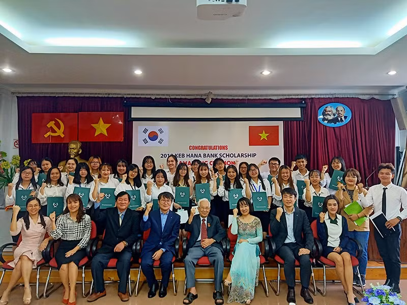 Các SV nhận học bổng chụp ảnh lưu niệm cùng nhà trường và Ngân hàng KEB Hana chi nhánh TPHCM