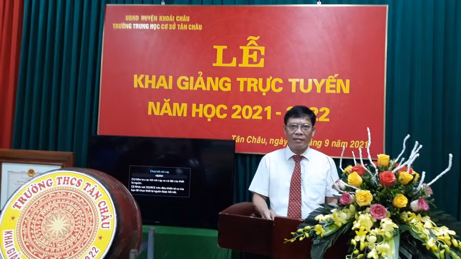 Thầy Lê Văn Bảy động viên học trò trong lễ khai giảng.