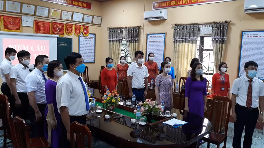 Giáo viên Trường THCS Tân Châu dự Lễ khai giảng trực tuyến.