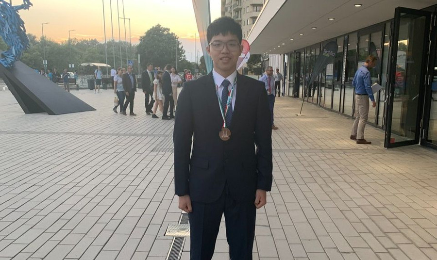 Nguyễn Quang Minh tham dự kỳ thi Olympic Tin học Quốc tế 2023 tại Hungary. Ảnh: NVCC.