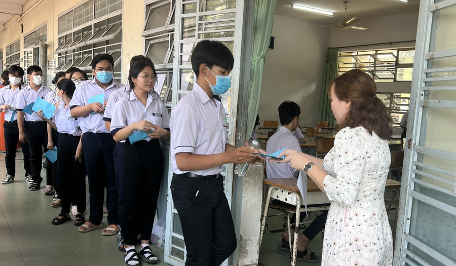 Các thí sinh tại hội đồng thi Trường THPT Bến Cát (thị xã Bến Cát) làm thủ tục vào phòng thi.