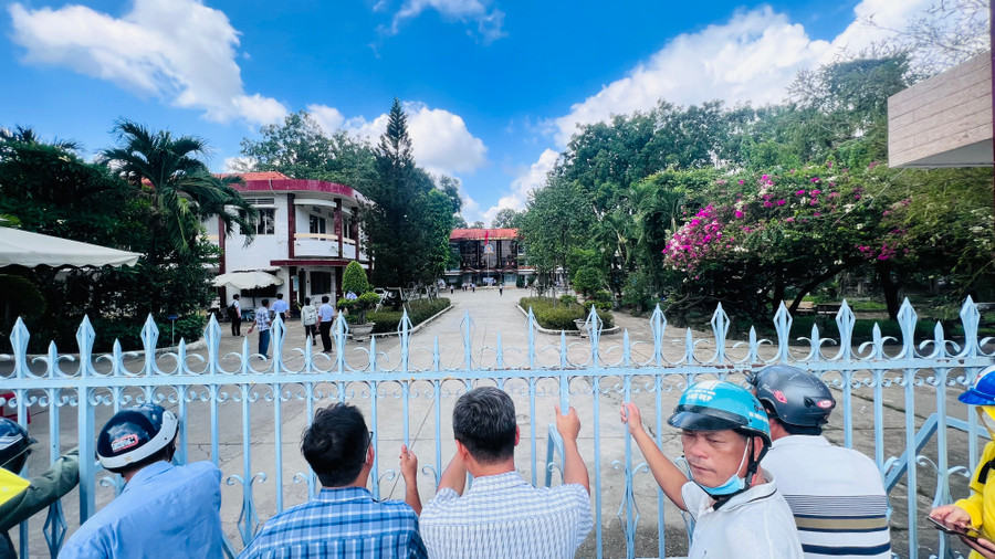 Rất đông phụ huynh có mặt từ sớm để chờ con mình. Rất đông phụ huynh có mặt từ sớm để chờ con mình.