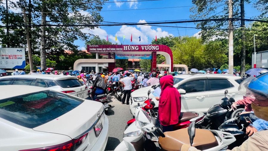 Rất đông phụ huynh có mặt trước cổng trường chờ đón con khi kết thúc môn thi đầu tiên. Rất đông phụ huynh có mặt trước cổng trường chờ đón con khi kết thúc môn thi đầu tiên.