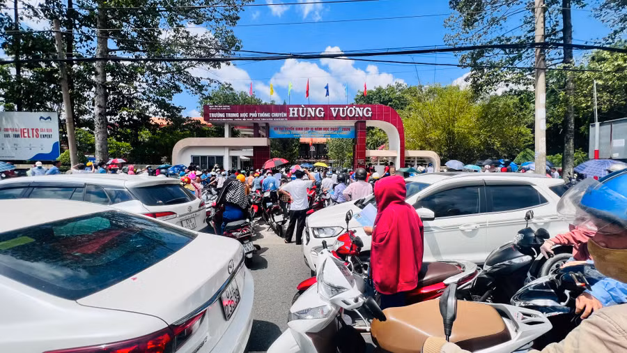 Rất đông phụ huynh có mặt trước cổng trường chờ đón con khi kết thúc môn thi đầu tiên.