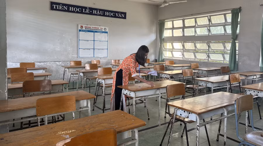 Giám thị đánh số báo danh để xếp chỗ ngồi cho các thí sinh.