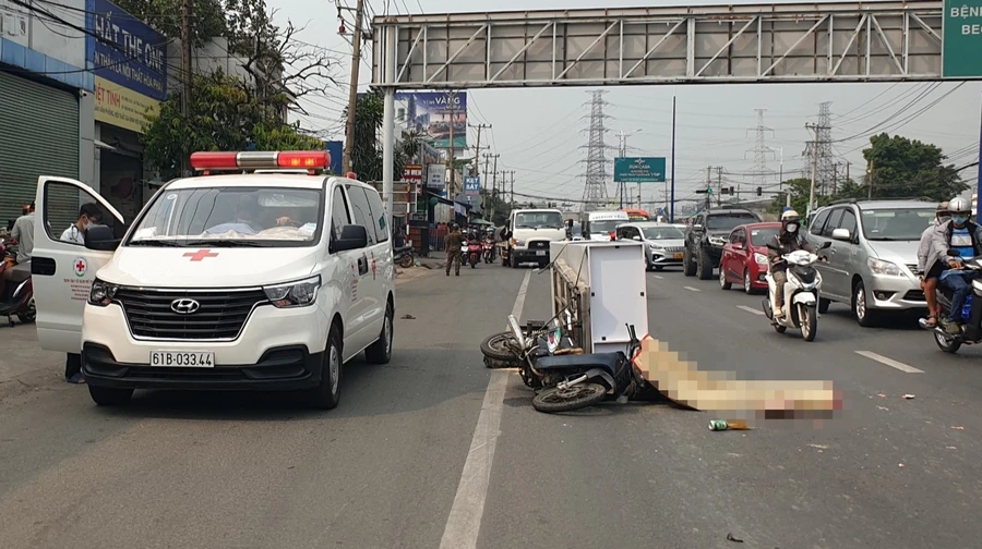 Người đàn ông chết thảm nghi bị xe đầu kéo cán qua.