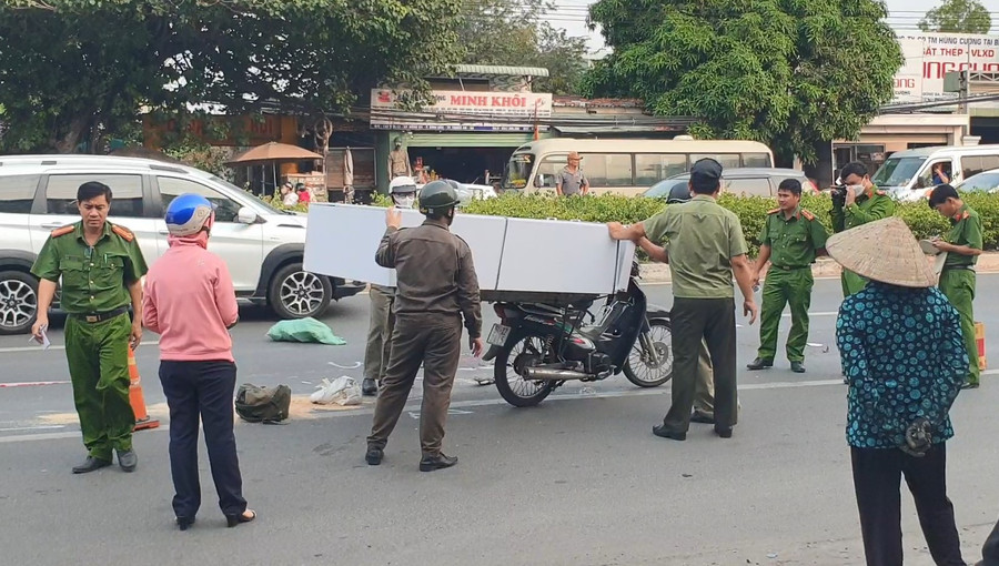 Lực lượng công an khám nghiệm hiện trường.