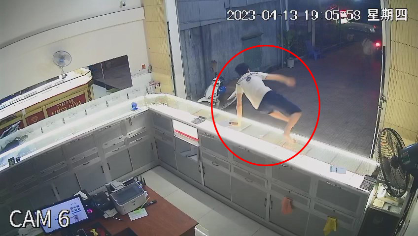 Chủ tiệm vàng nhảy qua tủ kính để đuổi theo nhưng không đuổi kịp.