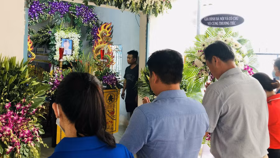 Chính quyền địa phương đến thăm viếng và chia buồn cùng gia đình nạn nhân.