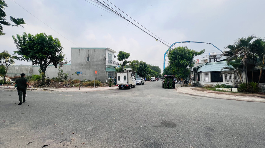 Sáng cùng ngày, lực lượng công an phong tỏa để khám nghiệm. Sáng cùng ngày, lực lượng công an phong tỏa để khám nghiệm.