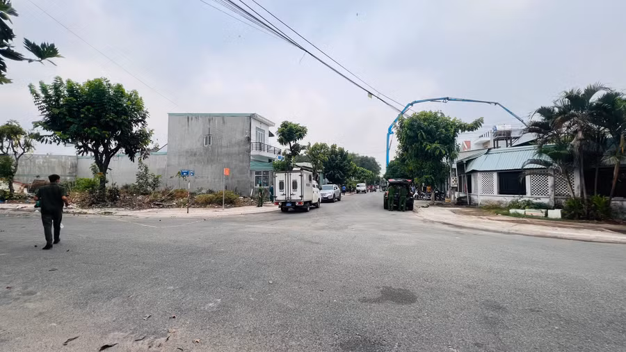 Sáng cùng ngày, lực lượng công an phong tỏa để khám nghiệm.