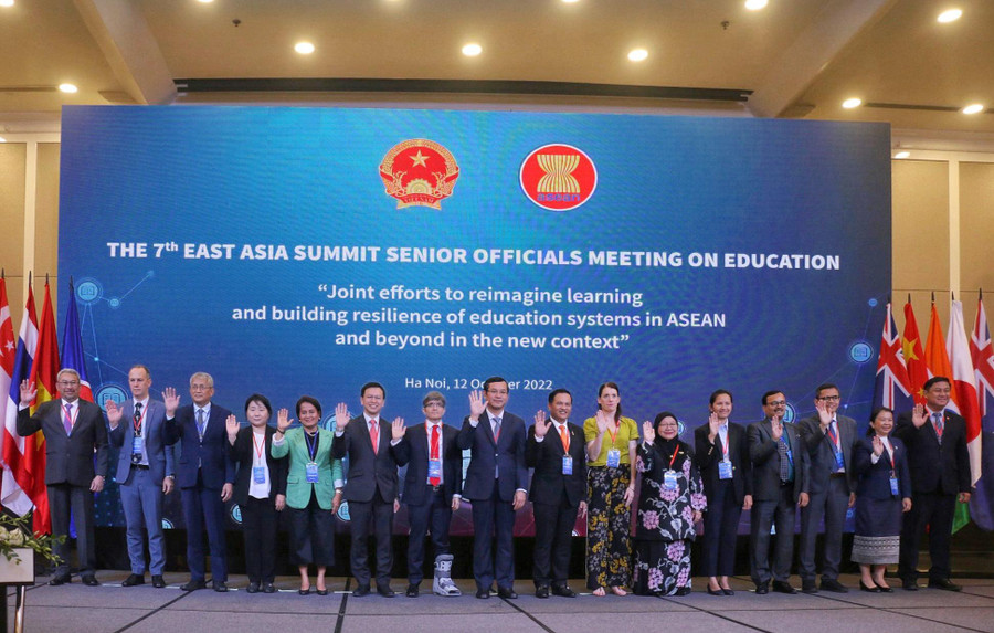 Các đại biểu tham dự Hội nghị quan chức cấp cao Giáo dục ASEAN-EAS lần thứ 7 chụp hình lưu niệm. Các đại biểu tham dự Hội nghị quan chức cấp cao Giáo dục ASEAN-EAS lần thứ 7 chụp hình lưu niệm.