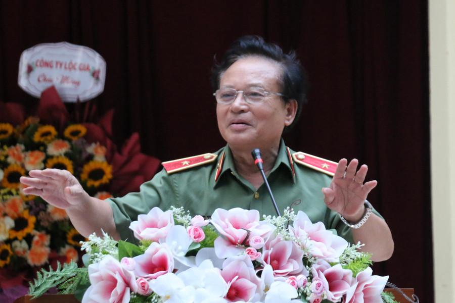 Thiếu tướng Nguyễn Hồng Thái - Nguyên Tổng Biên tập tạp chí CAND, cố vấn cấp cao Báo GD&TĐ, phát biểu tại chuyên đề. Thiếu tướng Nguyễn Hồng Thái - Nguyên Tổng Biên tập tạp chí CAND, cố vấn cấp cao Báo GD&TĐ, phát biểu tại chuyên đề.