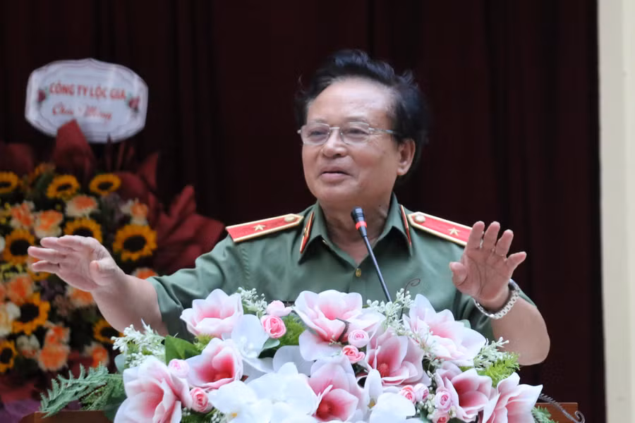 Thiếu tướng Nguyễn Hồng Thái - Nguyên Tổng Biên tập tạp chí CAND, cố vấn cấp cao Báo GD&TĐ, phát biểu tại chuyên đề.