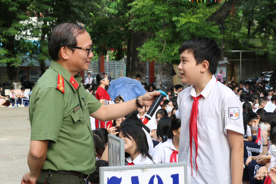 Thượng tá, TS Đào Trung Hiếu chia sẻ với học sinh Trường THCS Đống Đa. Thượng tá, TS Đào Trung Hiếu chia sẻ với học sinh Trường THCS Đống Đa.