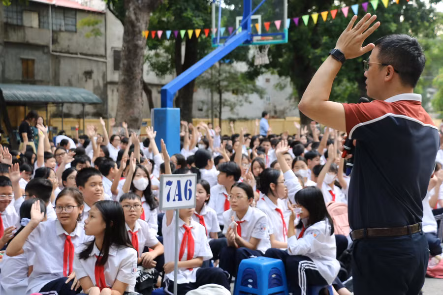 Học sinh tích cực giơ tay phát biểu ý kiến trong buổi chuyên đề. Học sinh tích cực giơ tay phát biểu ý kiến trong buổi chuyên đề.