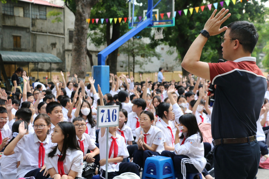 Học sinh tích cực giơ tay phát biểu ý kiến trong buổi chuyên đề. Học sinh tích cực giơ tay phát biểu ý kiến trong buổi chuyên đề.