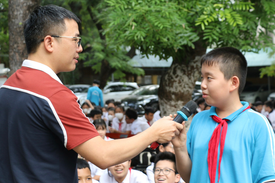 Học sinh thảo luận về kỹ năng sử dụng mạng xã hội an toàn. Học sinh thảo luận về kỹ năng sử dụng mạng xã hội an toàn.
