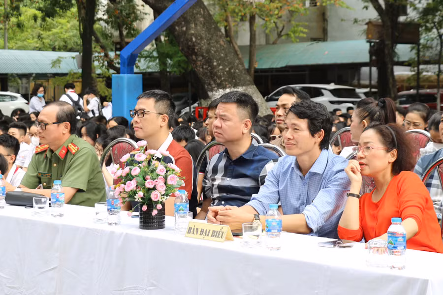 Các đại biểu tham dự chuyên đề "Sử dụng mạng xã hội an toàn" tại Trường THCS Đống Đa.