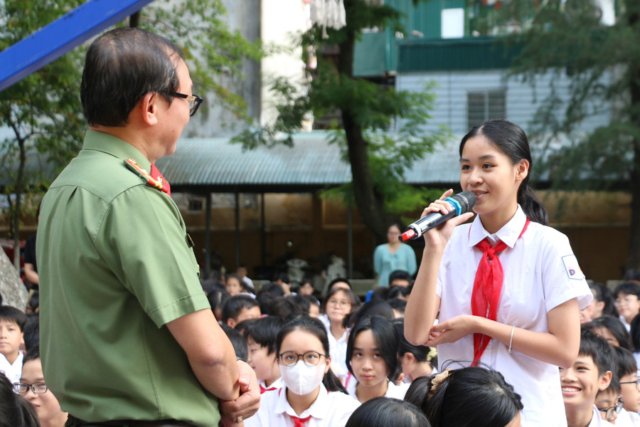 Chuyên gia giao lưu với học sinh nhà trường. Chuyên gia giao lưu với học sinh nhà trường.