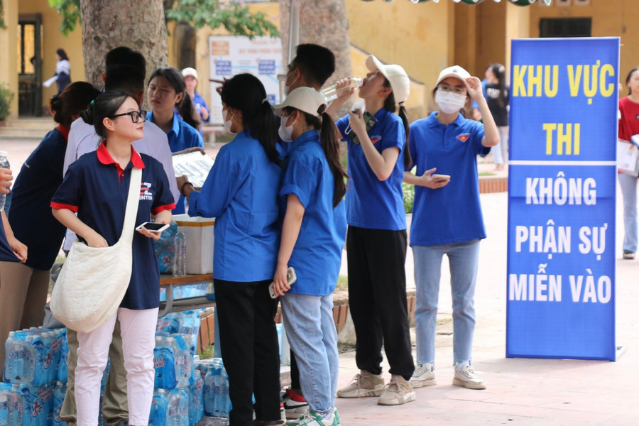 Thanh niên tình nguyện phát nước miễn phí cho thí sinh. Ảnh: TG. Thanh niên tình nguyện phát nước miễn phí cho thí sinh. Ảnh: TG.