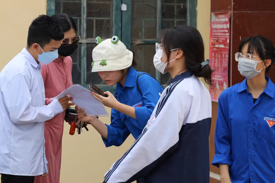 Tình nguyện viên hỗ trợ thí sinh và người nhà thí sinh chiều ngày 2/6 tại điểm thi Trường THPT Văn Giang. Ảnh: TG.