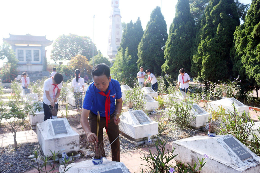 Thầy Mười cùng học sinh Trường Tiểu học Đại Hưng dâng hương tưởng niệm anh hùng liệt sĩ. Ảnh: NVCC. Thầy Mười cùng học sinh Trường Tiểu học Đại Hưng dâng hương tưởng niệm anh hùng liệt sĩ. Ảnh: NVCC.