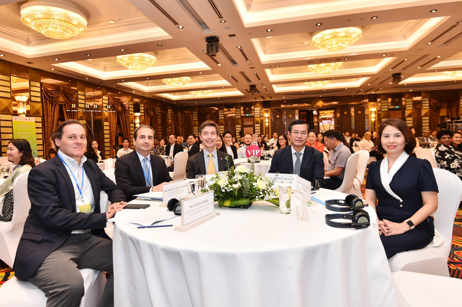 Các lãnh đạo, chuyên gia tham dự hội nghị. Các lãnh đạo, chuyên gia tham dự hội nghị.